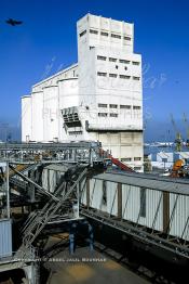 Image du Maroc Professionnelle de  Les Doc Silos au port de Casablanca, des installations modernes aspirant le blé directement dans les cales des navires couvrant 70% des besoins en grains du Maroc. 31 Décembre 2003. (Photo / Abdeljalil Bounhar)